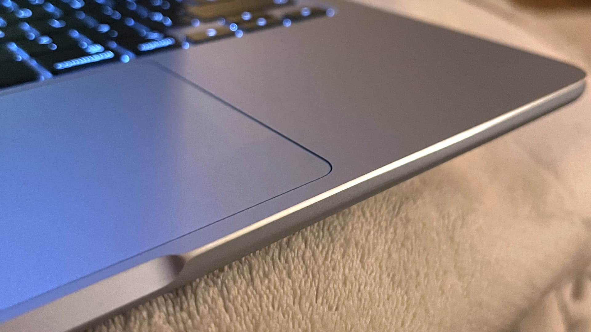 Un MacBook después de haber limado su borde delantero afilado.