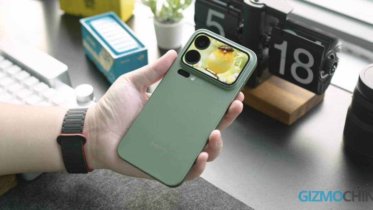 Persona sosteniendo un smartphone Xiaomi 18 Pro con una cámara y una carcasa desmontable