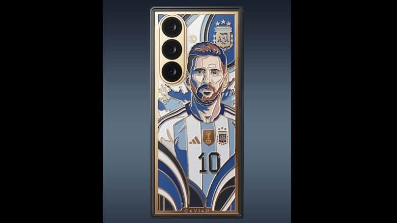 Un primer plano del Galaxy Z Fold 8 Ultra personalizado de Lionel Messi.