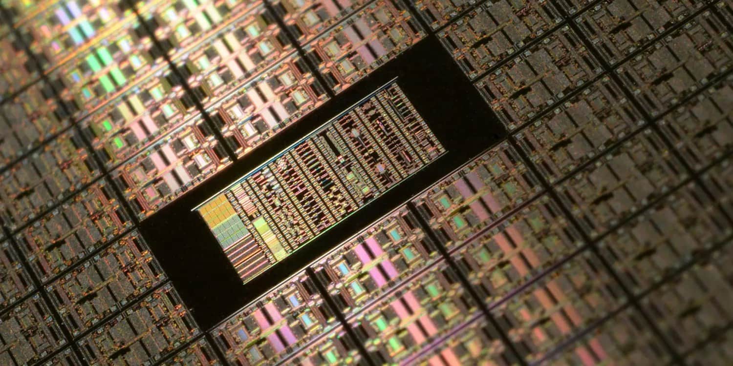 Trump podría retractarse de la Ley CHIPS, poniendo en peligro los planes de fabricar chips de Apple en EE. UU. | Primer plano de una oblea de silicio