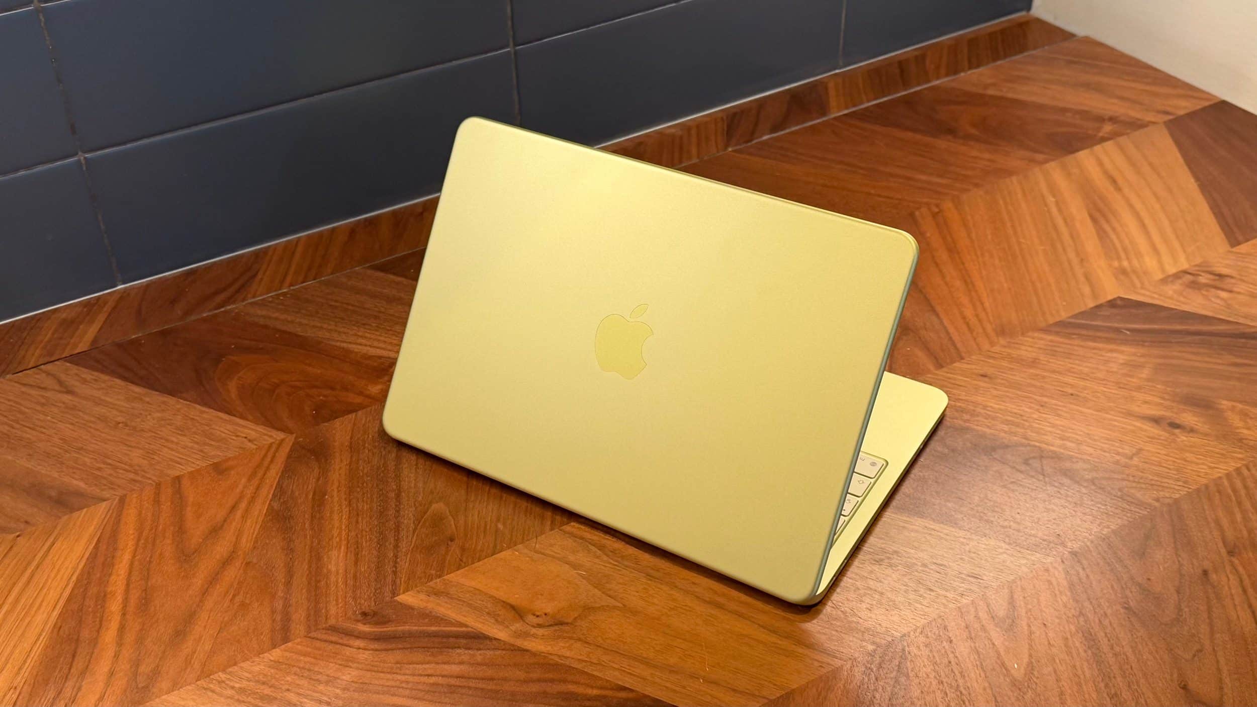 MacBook Neo en color cítrico