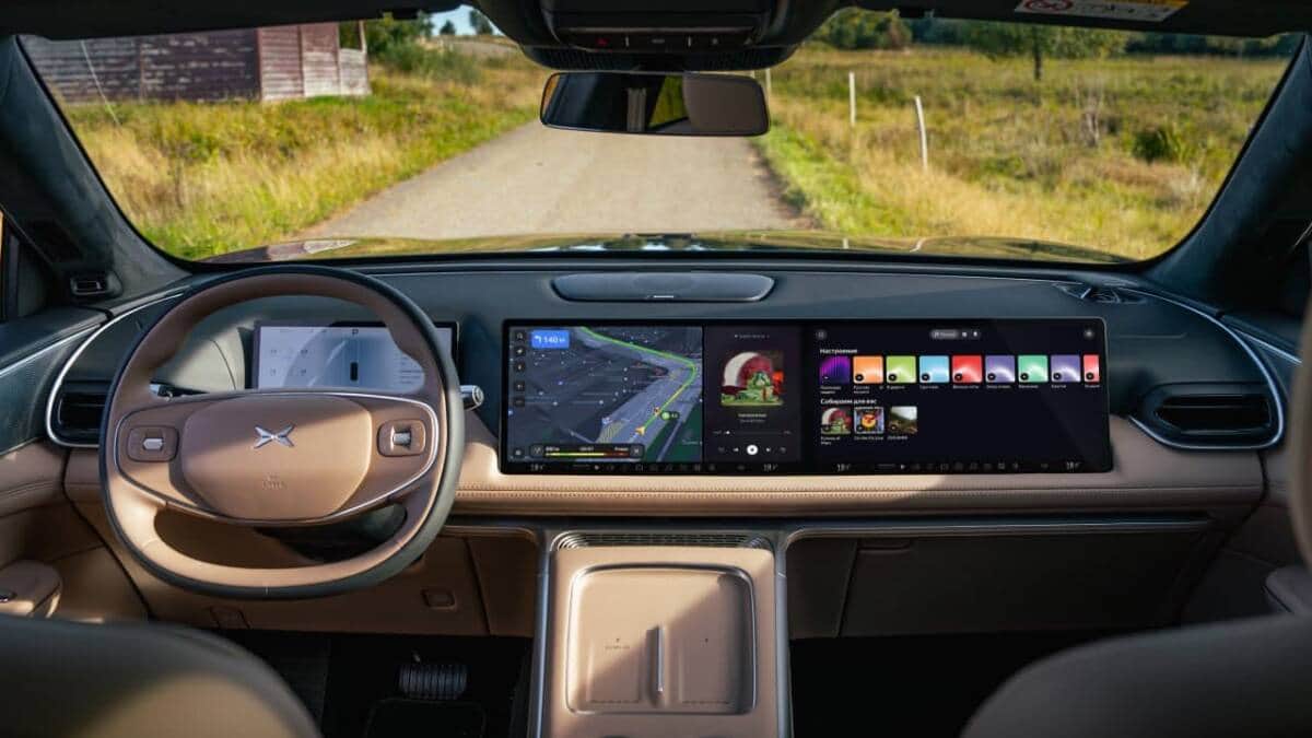 Interior de un vehículo eléctrico de XPeng con una gran pantalla táctil