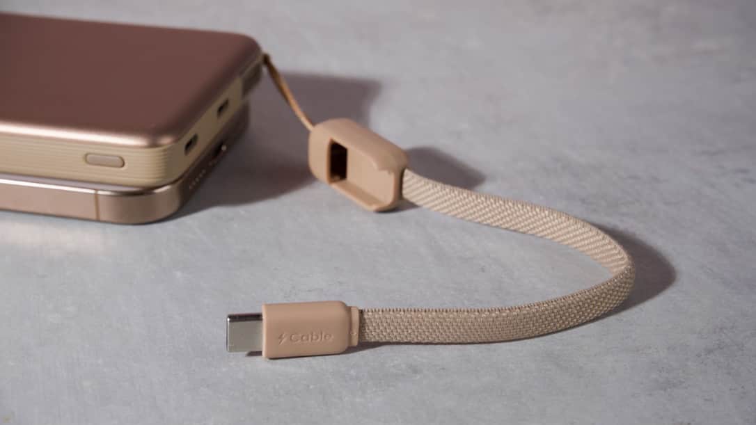 La batería externa Iniu SnapGo Air 10000mAh con su asa desconectada para revelar el cable USB-C oculto.