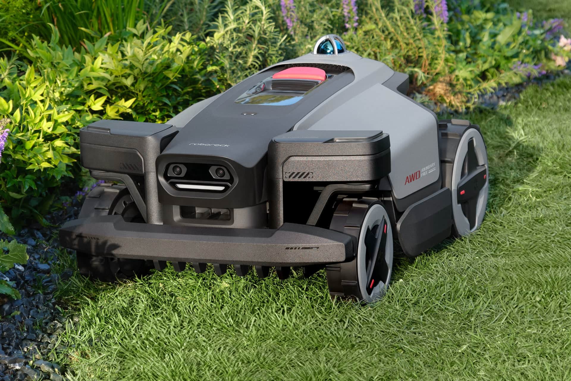 RockMow X120H cortando cerca de un jardín