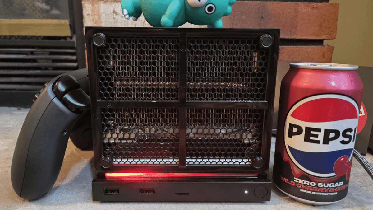 Steam Machine con la carcasa quitada y una lata de refresco