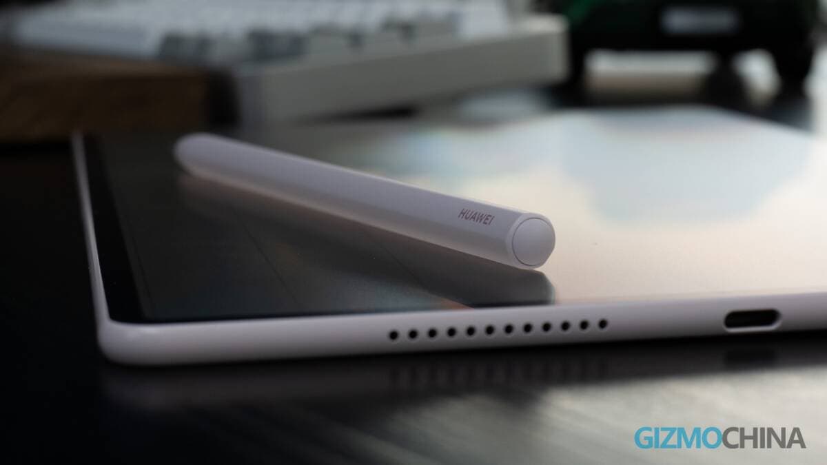 Tableta Huawei MatePad Air sobre un escritorio con un rascador para gatos y un portátil