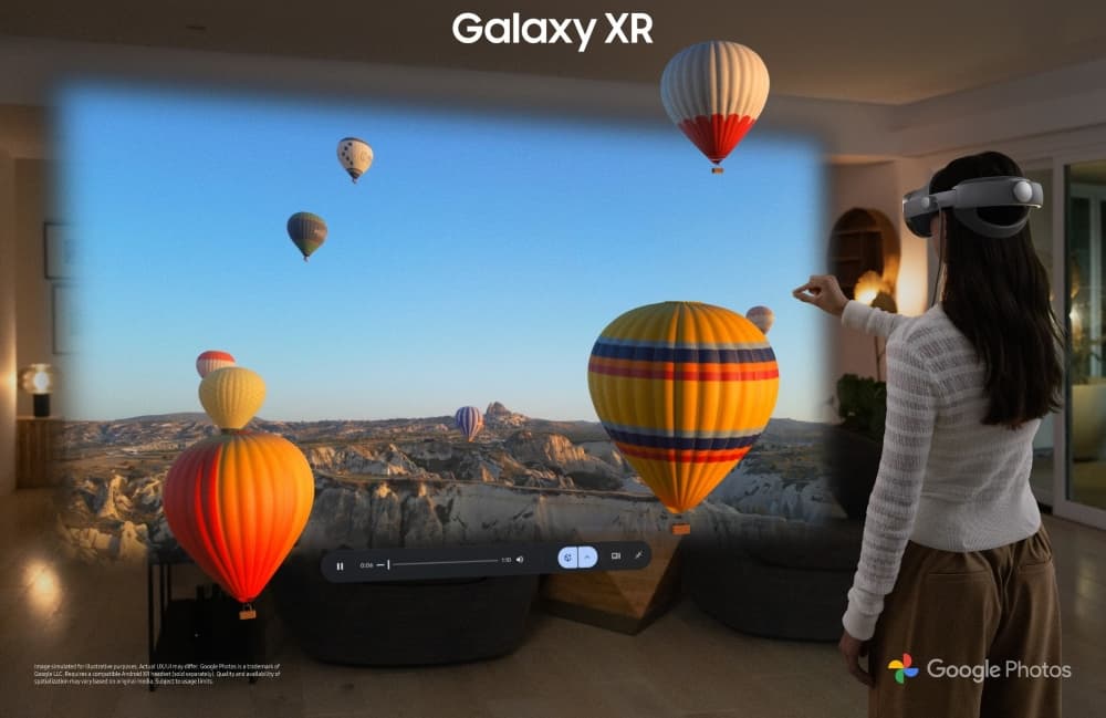 Una mujer usando Google Photos con el visor Samsung Galaxy XR