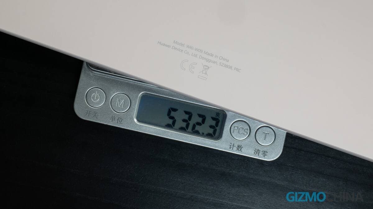 Huawei MatePad Air en una balanza digital