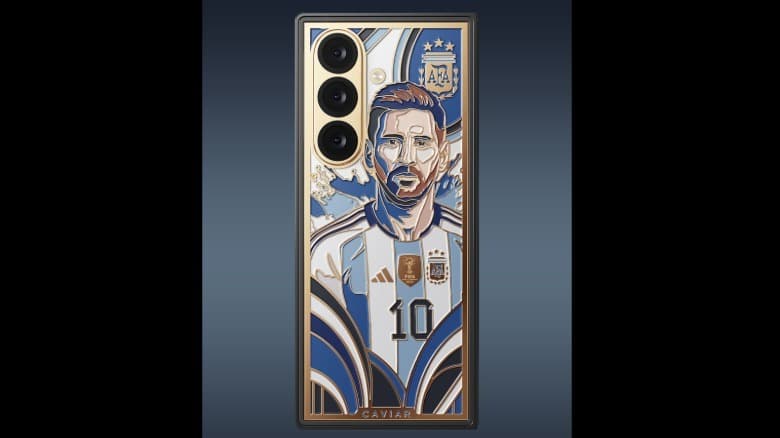 Un primer plano del Galaxy Z Fold 8 Ultra personalizado de Lionel Messi.