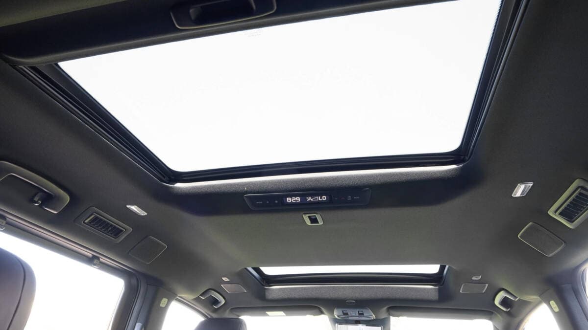 Nissan Elgrand roof with a sunroof visible from the cabin