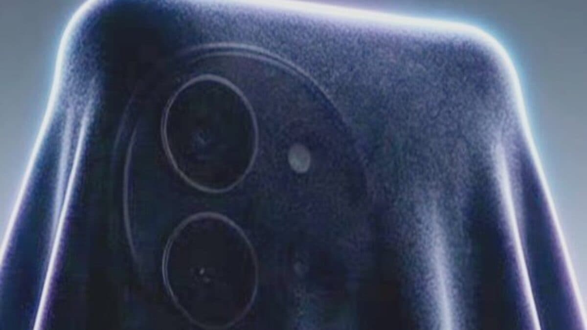 Circular OnePlus 16 camera module on a black background
