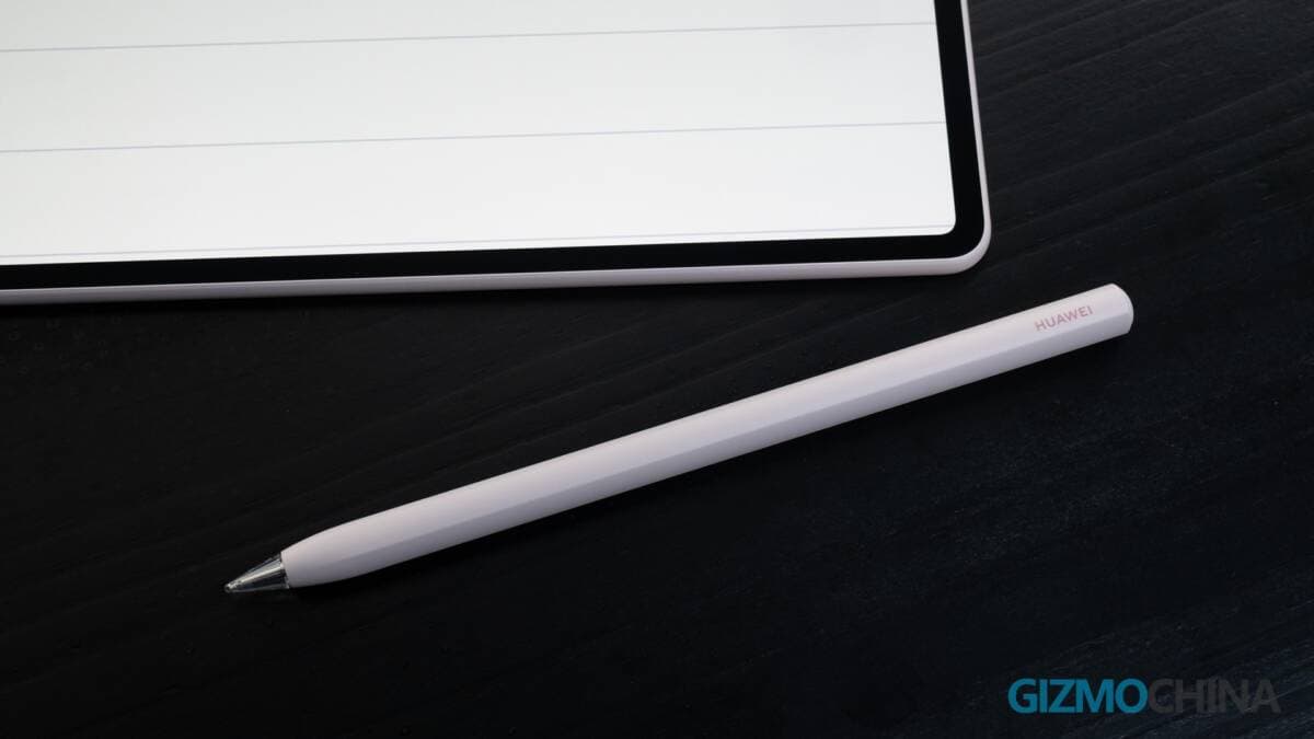 Tableta Huawei MatePad Air y lápiz óptico sobre un escritorio