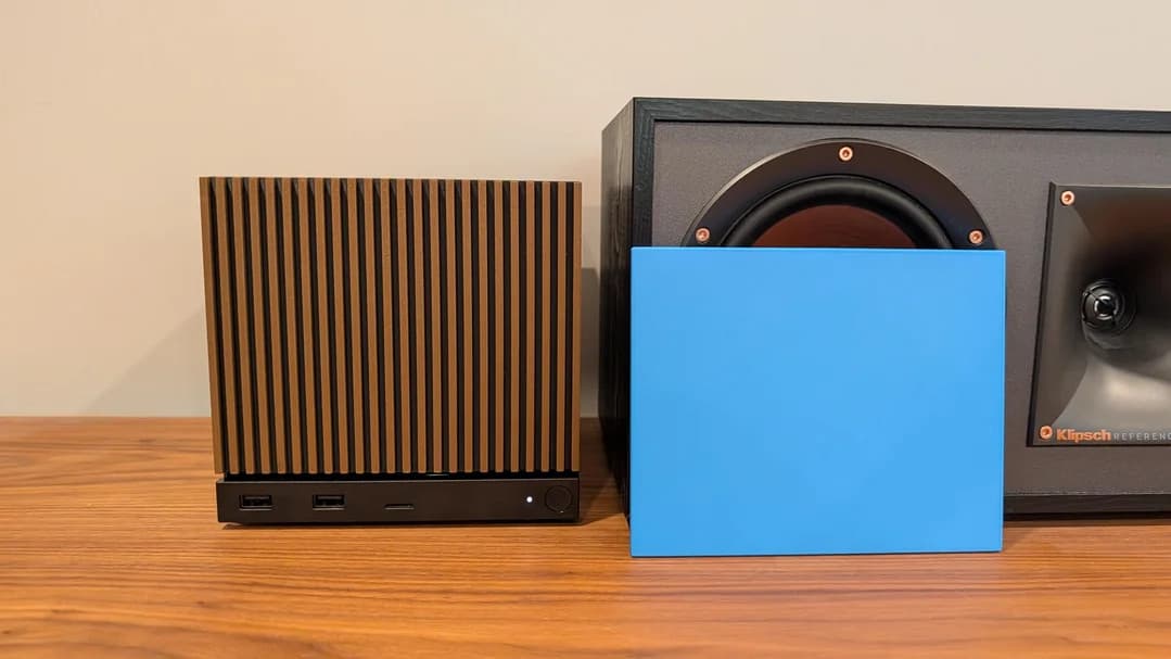 Placas frontales del Steam Machine, una con efecto de listones y la otra azul