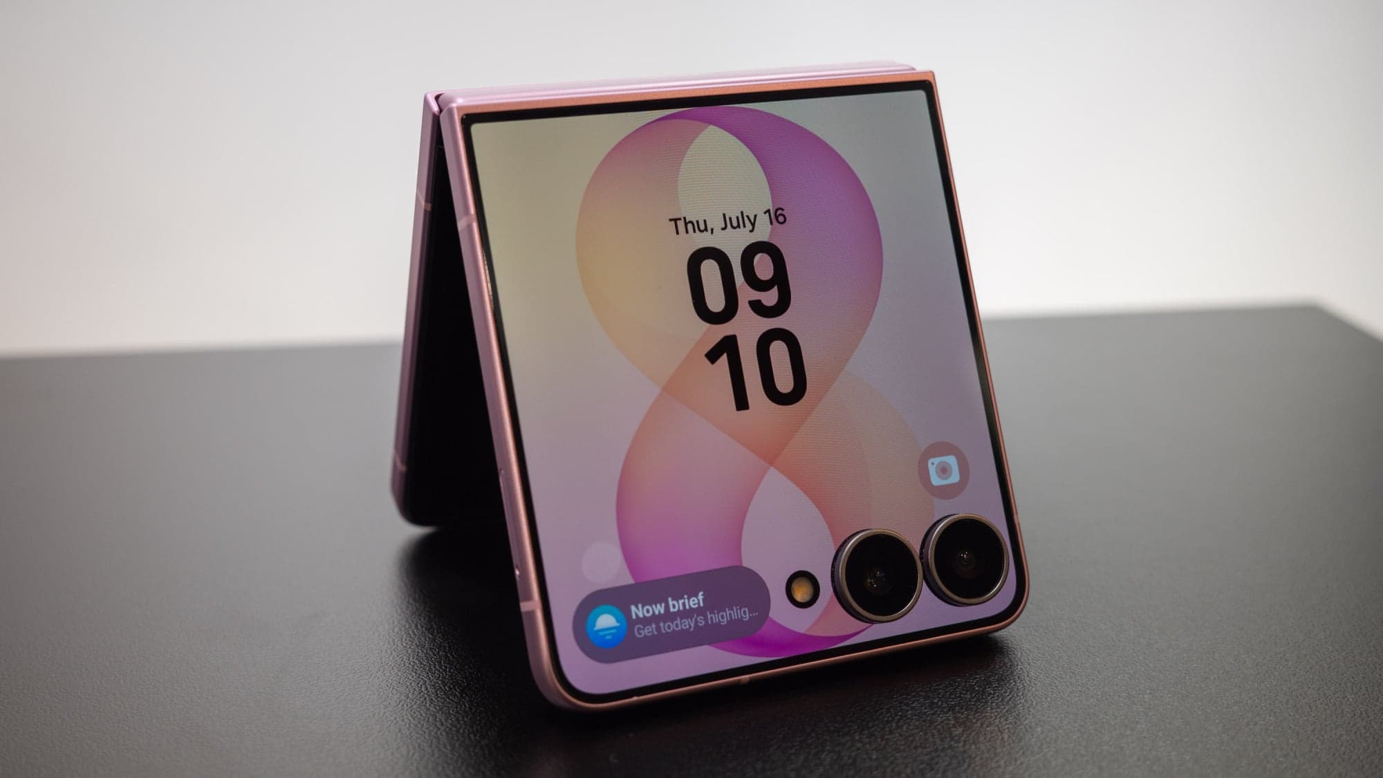 Samsung Galaxy Z Flip 8 in tent mode