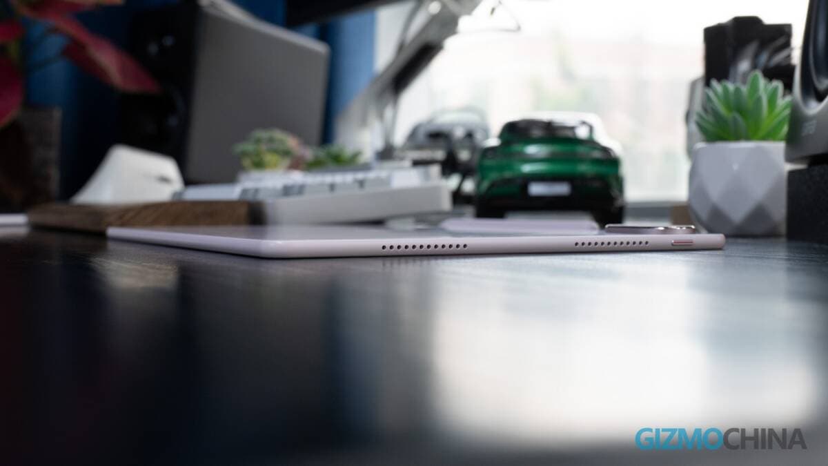 Tableta Huawei MatePad Air sobre un escritorio con plantas