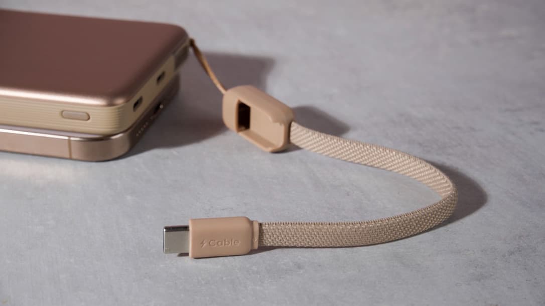 La batería externa Iniu SnapGo Air 10000mAh con su asa desconectada para revelar el cable USB-C oculto.
