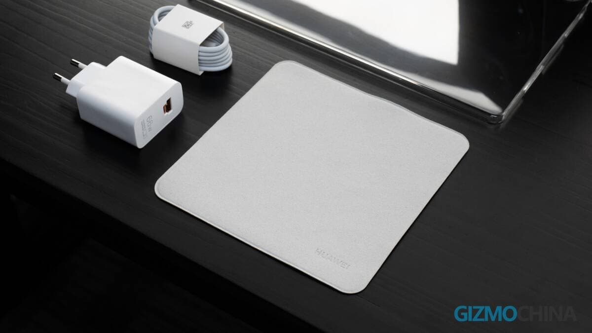 Tableta Huawei MatePad Air sobre un escritorio con accesorios