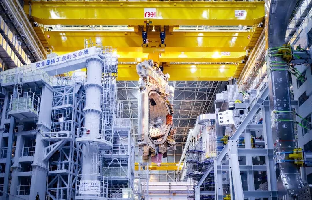 Large industrial ITER reactor, vacuum chamber assembly