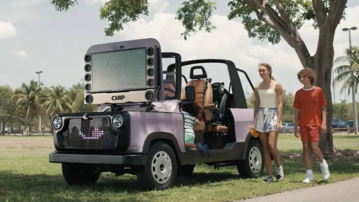 Электромобиль Chip Motors с телевизором на задней стенке и мойкой
