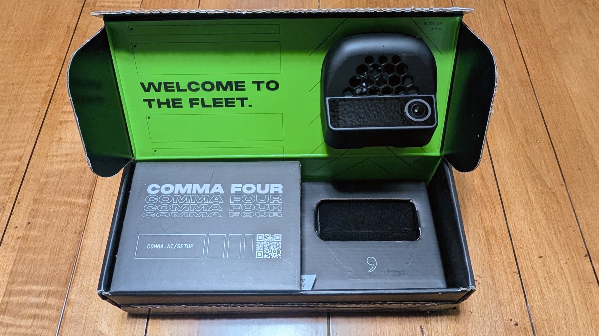 Comma Four en su caja