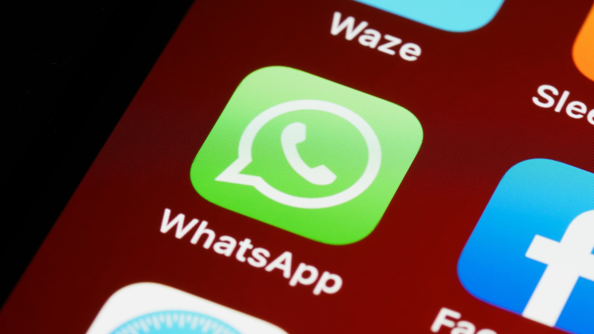El icono de WhatsApp en la pantalla de un iPhone.