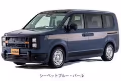 Side mirror and door styling on StepWGN Resonator