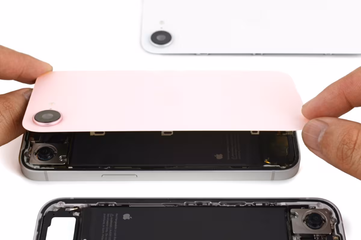 Internal components of iPhone 16e and 17e