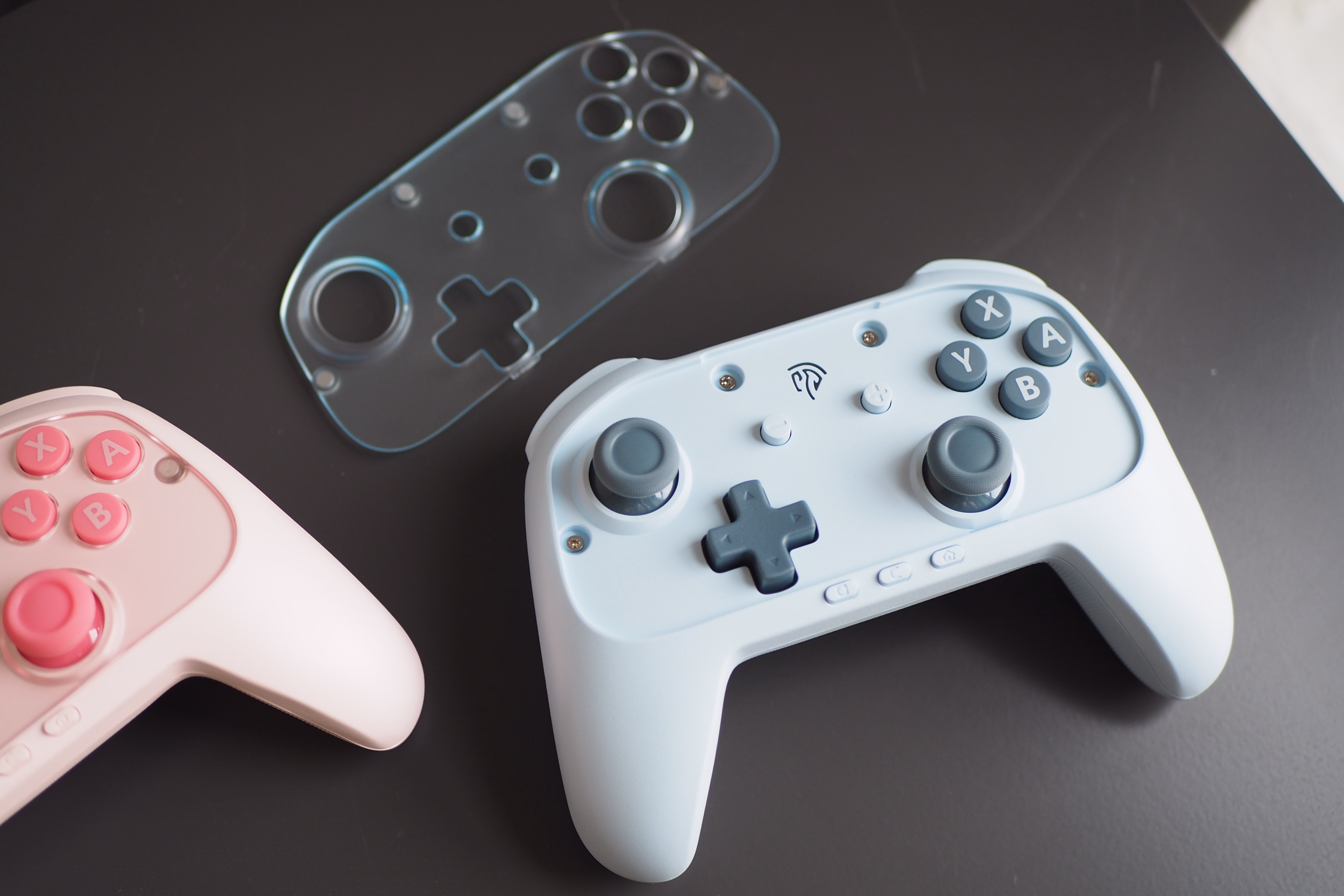 Simplified EasySMX S10 Lite design without logo on the left handle looks cleaner.