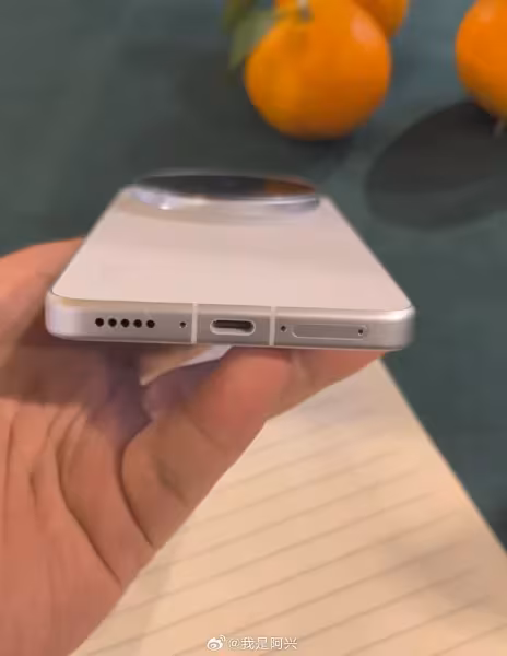 Vivo X300 Ultra side view