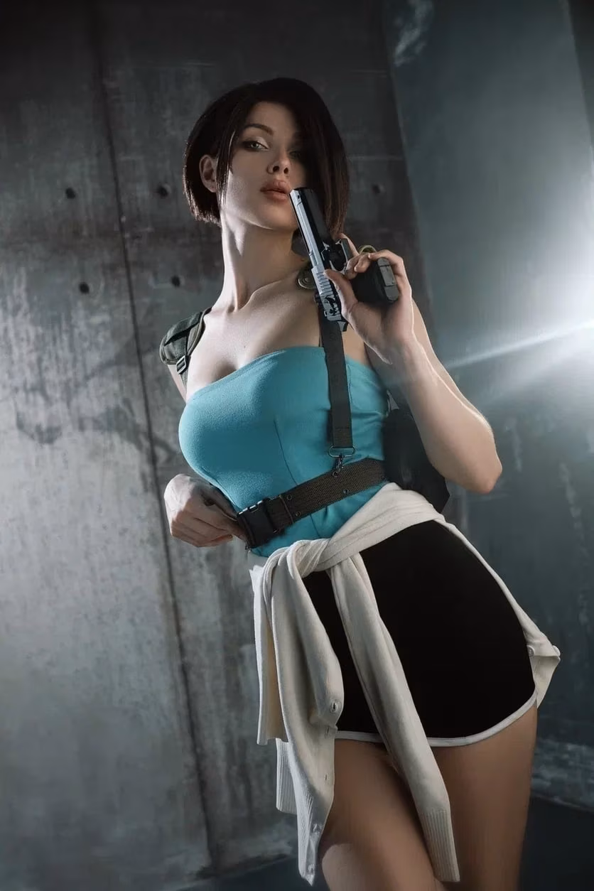 Resident Evil 3 Remake Jill Valentine cosplay holding pistol