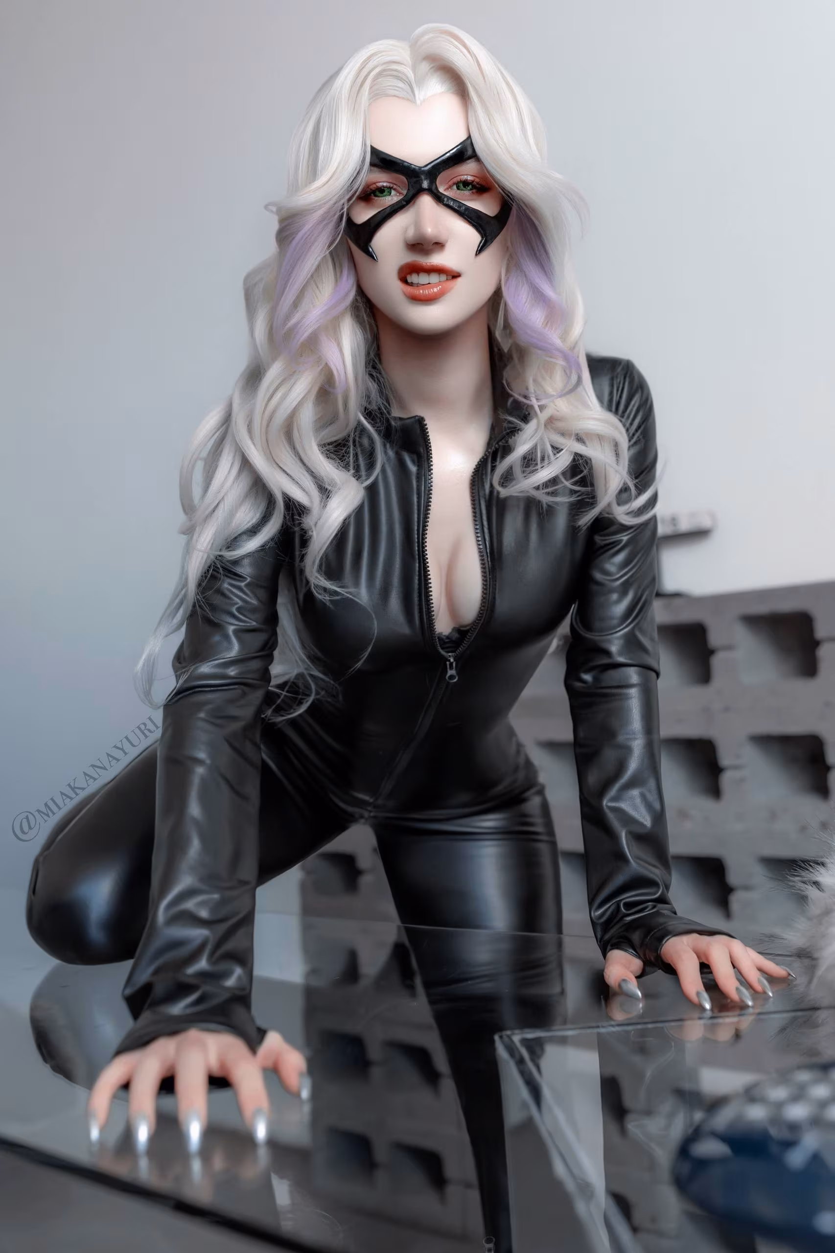 Russian woman shows Black Cat cosplay from Marvel Rivals in black costume