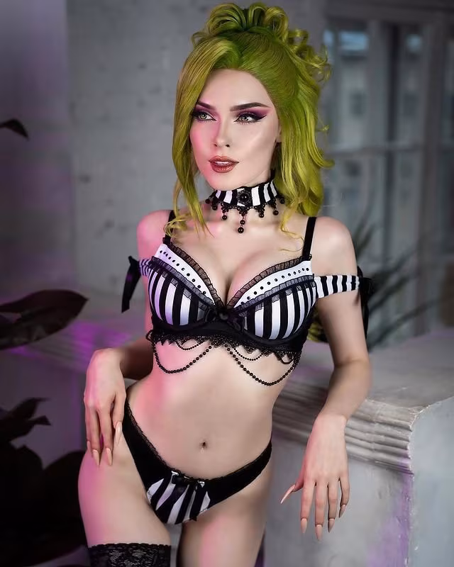 Cosplayer with green hair and Mortal Kombat drool effect