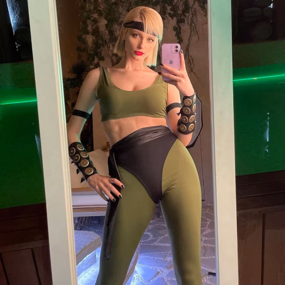 Mortal Kombat cosplay character in green costume