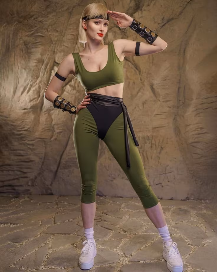 Woman in green sports suit cosplay from Mortal Kombat