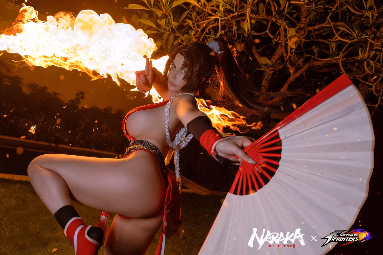 The King of Fighters Mai Shiranui cosplay with fire phoenix