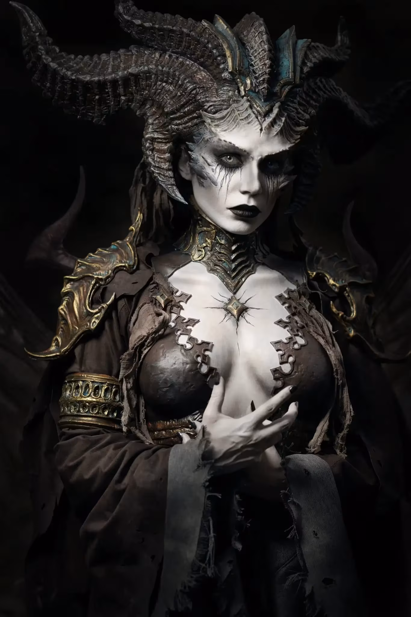 Lilith cosplay from Diablo 4 by Cinderys with horns and black makeup