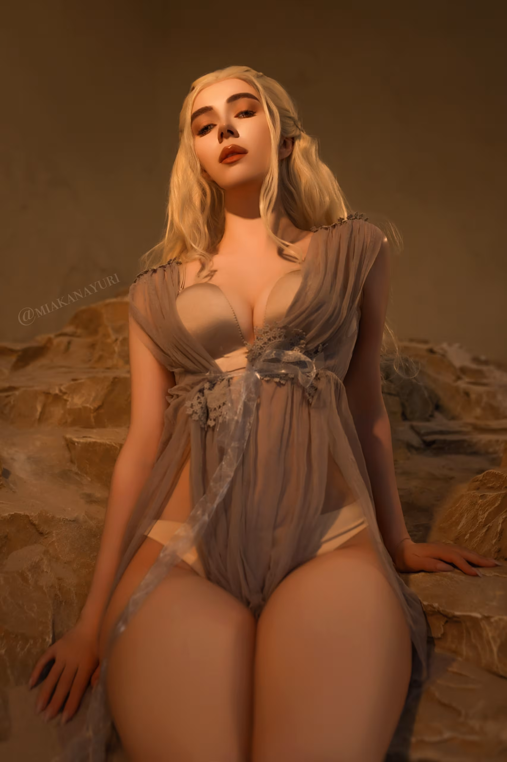 Model in delicate Daenerys Targaryen cosplay