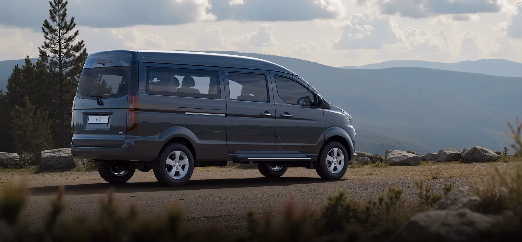 SKM M7 minivan from AvtoVAZ in the mountains