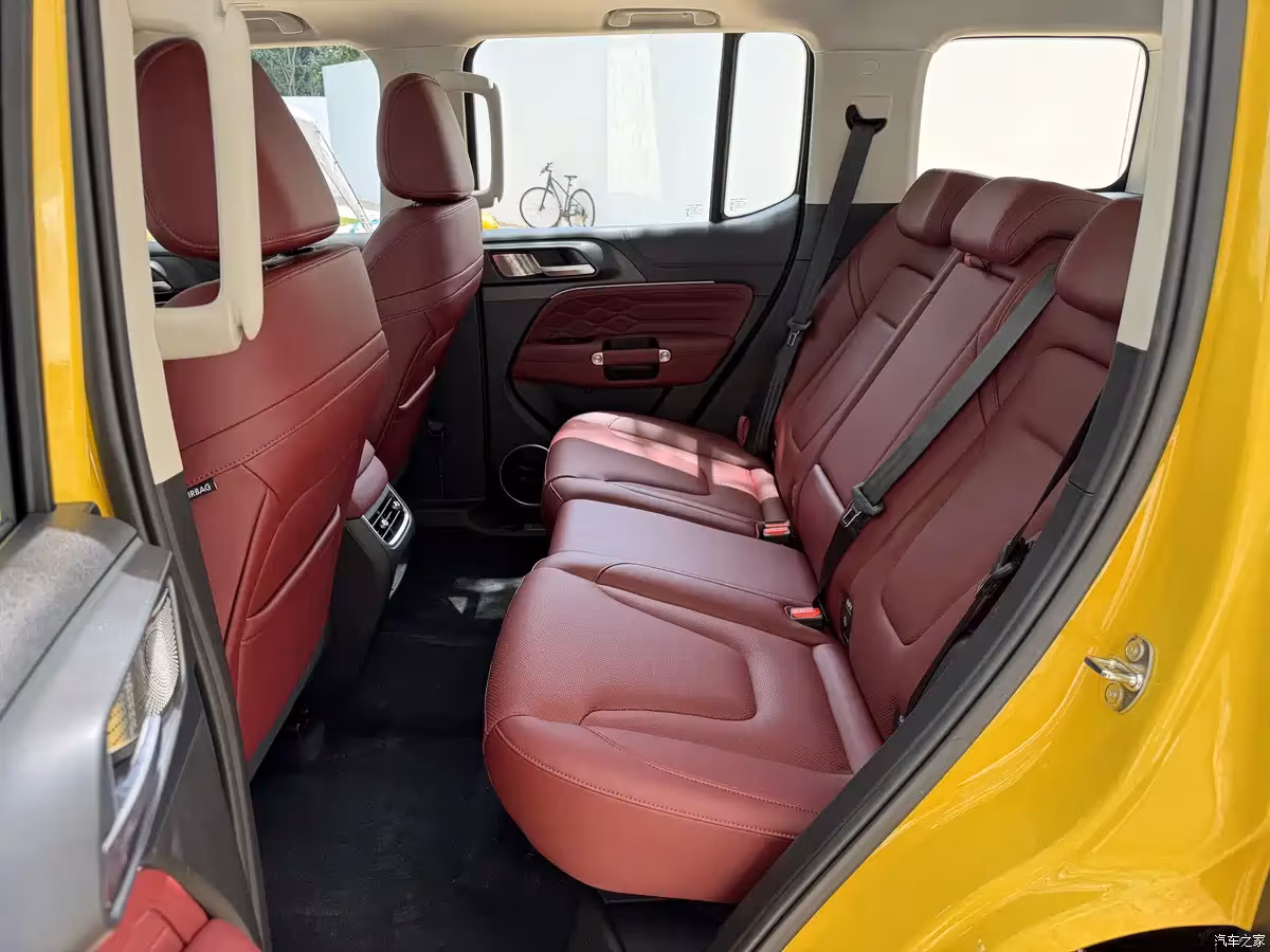 Rear seats of Tank 300 SUV with red leather
